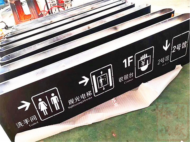 三台吊挂导视牌灯箱